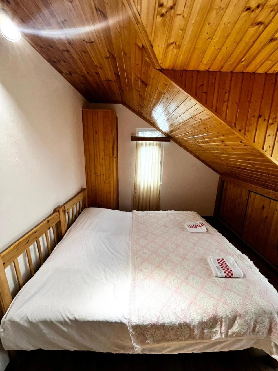 Nino & Irodi'S Guest House クタイシ エクステリア 写真